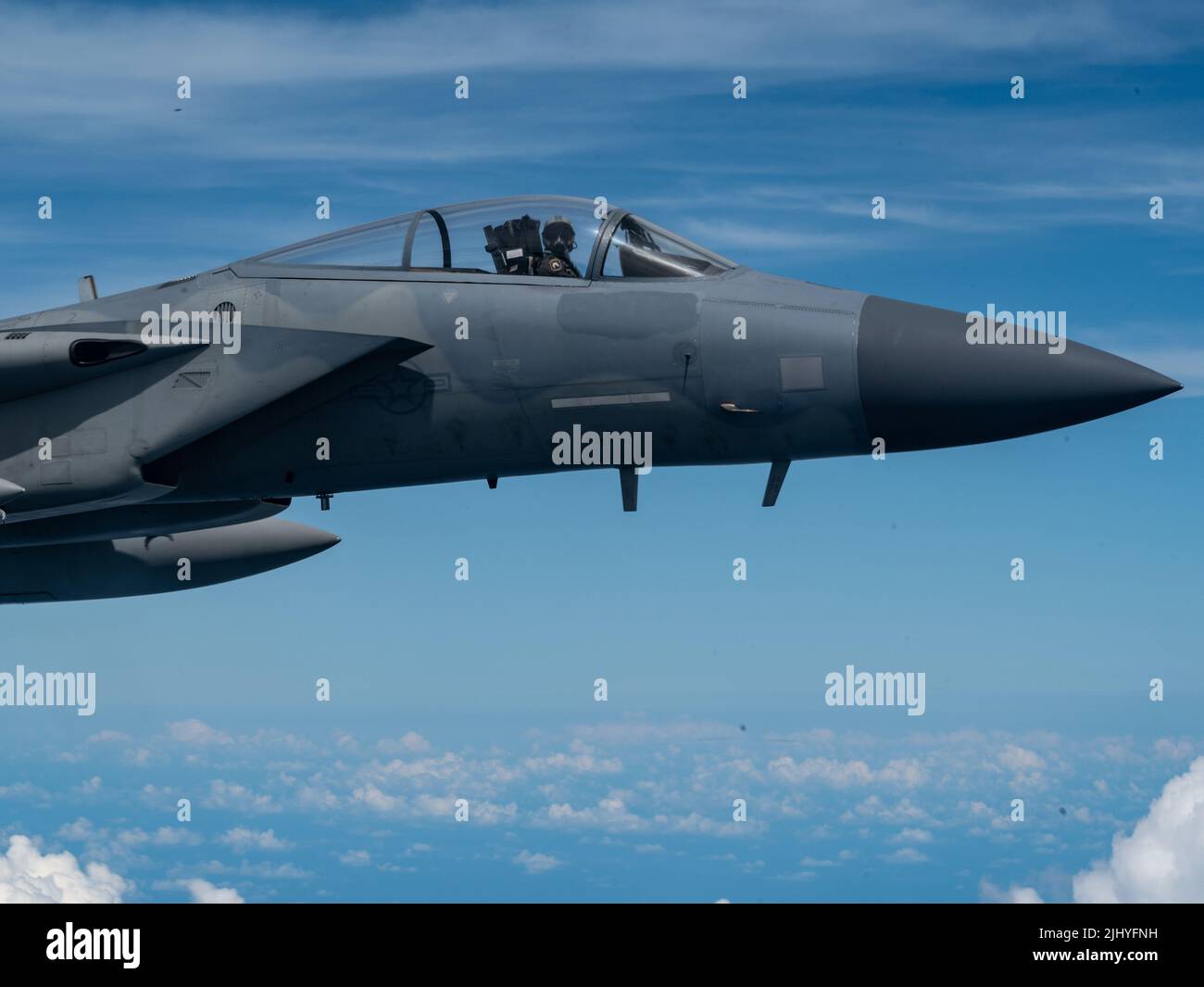 Un avion de chasse F-15 Eagle de la Force aérienne des États-Unis, avec l'aile Fighter 159th, s'approche d'un avion KC-135R Stratotanker pour ravitailler 10 juillet 2022 au-dessus du golfe du Mexique. Banque D'Images