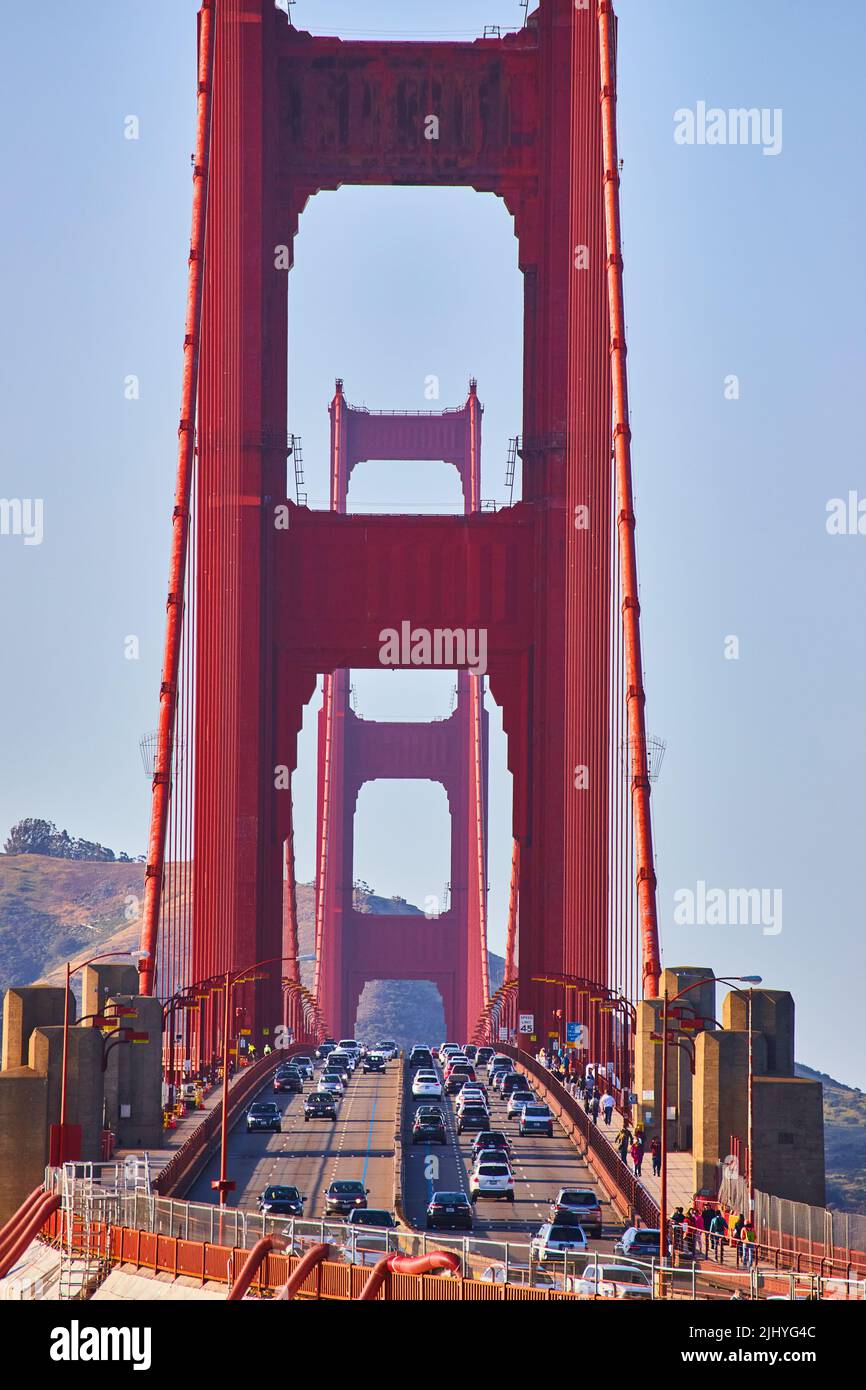 Image de vue sur le Golden Gate Bridge au coucher du soleil avec circulation Banque D'Images