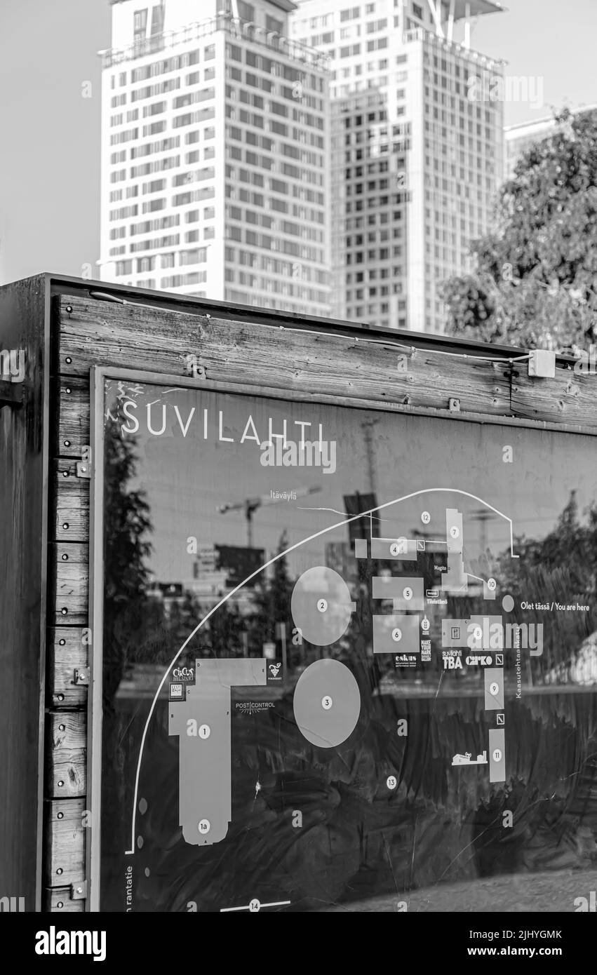 Panneau d'information et de direction à Suvilahti, Sörnäinen, Helsinki, Finlande. En arrière-plan, la tour de Kalasatama se trouve dans des blocs. Banque D'Images