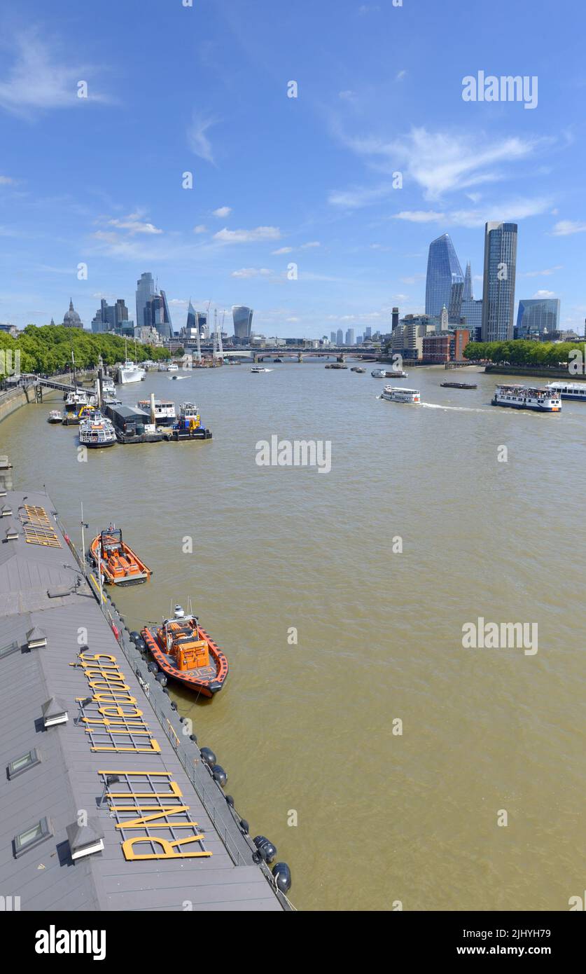 Londres, Angleterre, Royaume-Uni. Tower Lifeboat Station sur la Tamise sur le Victoria Embankment à côté de Waterloo Bridge - la station de canot de sauvetage la plus achalandée de RNLI Banque D'Images