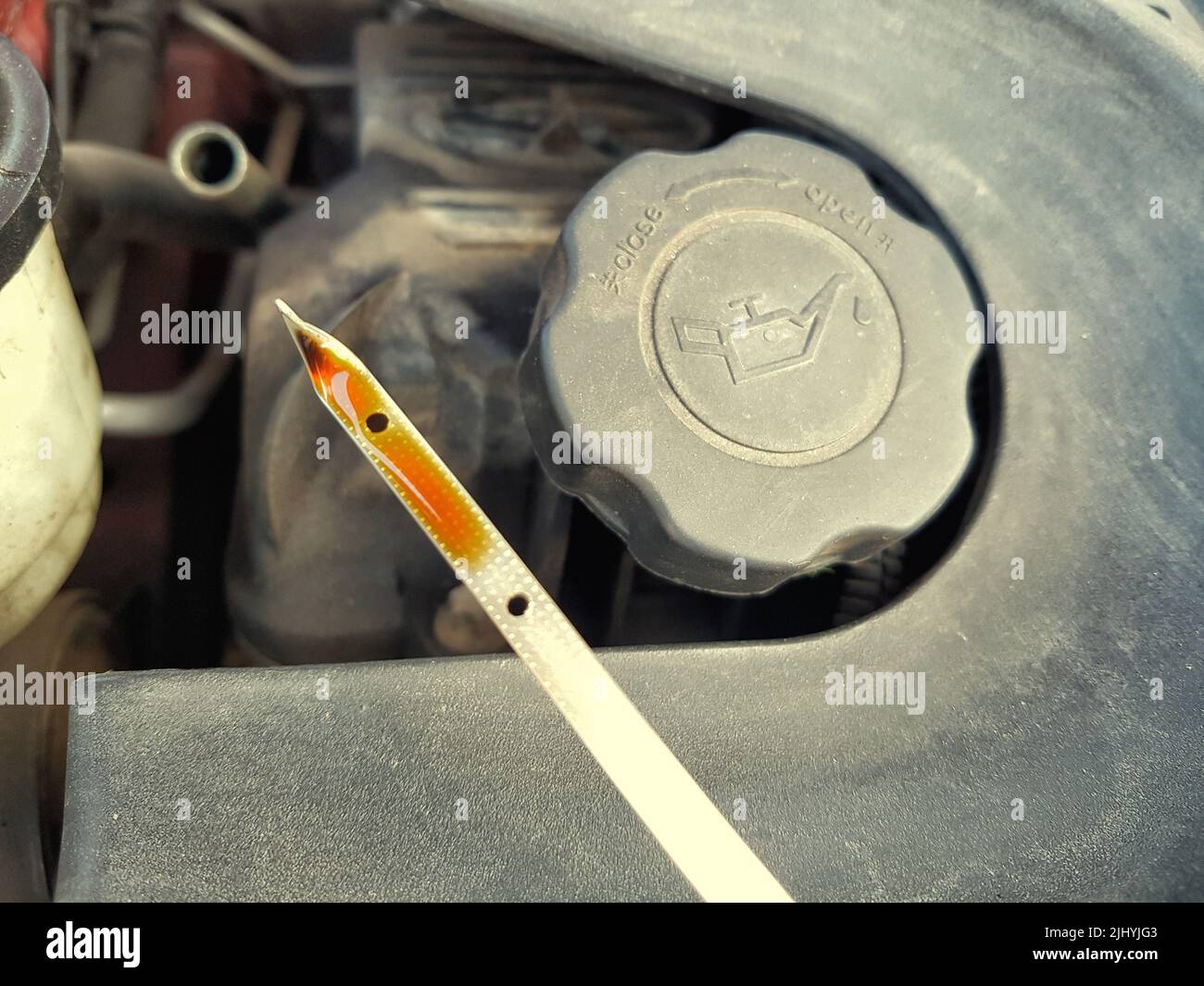 Vérification du niveau d'huile avec la jauge d'huile dans un moteur de  voiture Photo Stock - Alamy