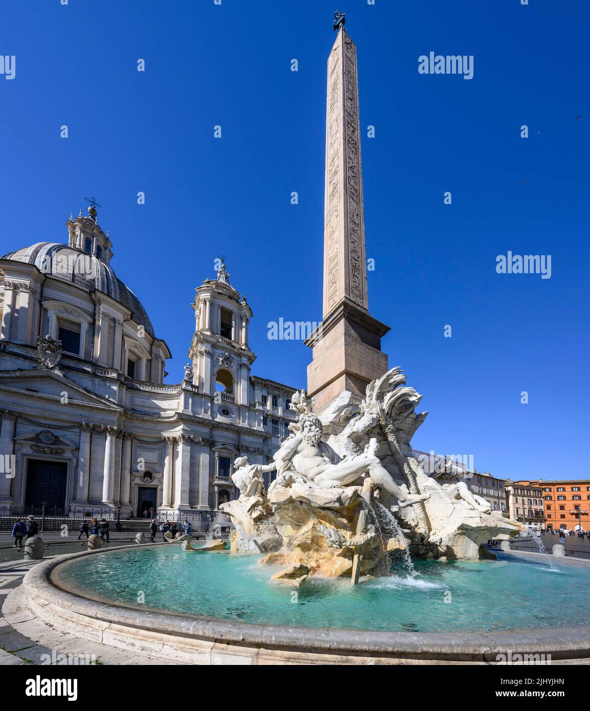 Fontana dei Quattro Fiumi (Fontaine des quatre fleuves), conçue par Gian Lorenzo Bernini en 1651. Avec la basilique de Sant'Agnese à Agon dans le Banque D'Images