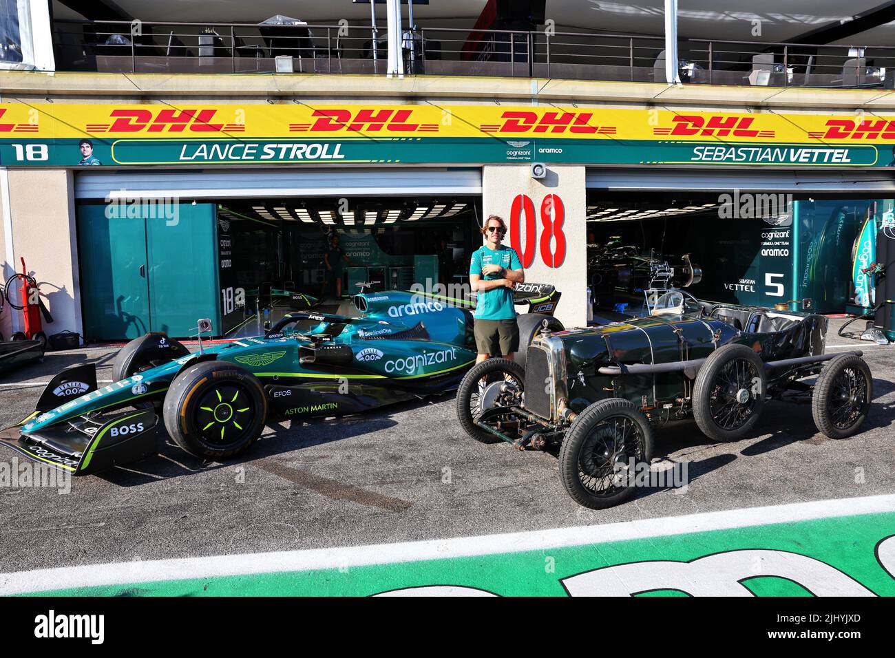 Sebastian Vettel (GER) Aston Martin F1 équipe avec l'Aston Martin 'Green Pea' 1922 et l'Aston Martin F1 équipe AMR22. 21.07.2022. Championnat du monde de Formule 1, Rd 12, Grand Prix de France, Paul Ricard, France, Journée de préparation. Le crédit photo doit être lu : images XPB/Press Association. Banque D'Images