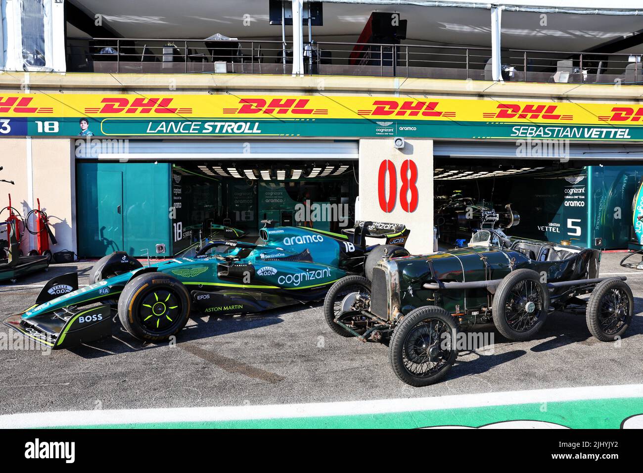 L'Aston Martin 'Green Pea' 1922 et l'équipe Aston Martin F1 AMR22. 21.07.2022. Championnat du monde de Formule 1, Rd 12, Grand Prix de France, Paul Ricard, France, Journée de préparation. Le crédit photo doit être lu : images XPB/Press Association. Banque D'Images