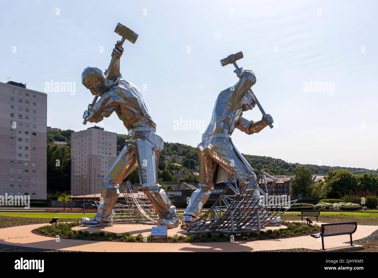 Sculptures d'art en acier inoxydable appelées 'les bâtisseurs de Port Glasgow' par John McKenna dans Coronation Park, Port Glasgow représentant des ouvriers Banque D'Images