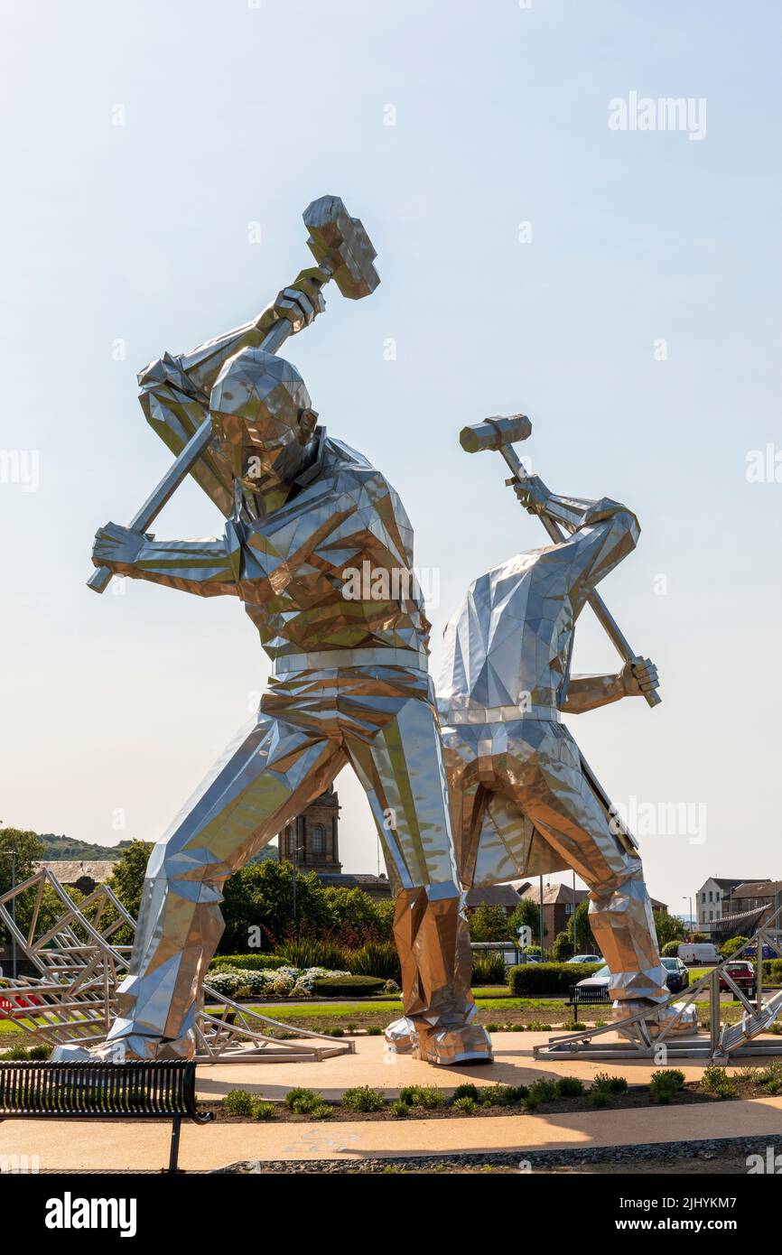 Sculptures d'art en acier inoxydable appelées 'les bâtisseurs de Port Glasgow' par John McKenna dans Coronation Park, Port Glasgow représentant des ouvriers Banque D'Images