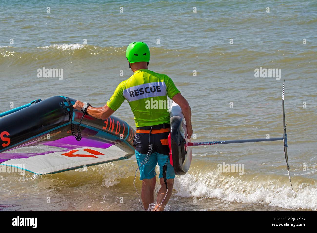 Voile d'aile / surf d'aile sur la mer du Nord montrant le wingboarder / le boarder d'aile entrant dans l'eau avec le foilboard / hydrofoil et aile gonflable Banque D'Images