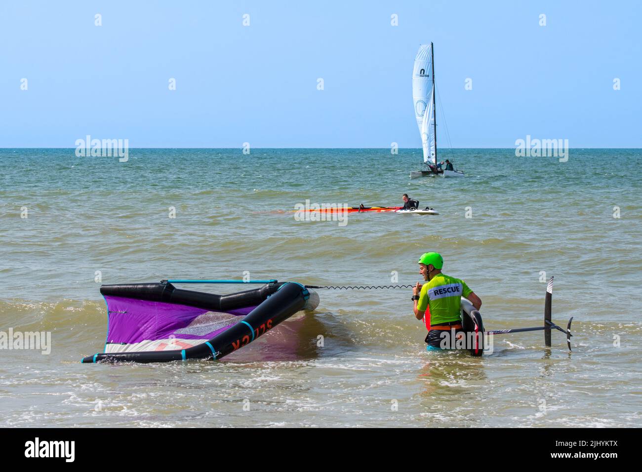 Voile d'aile / surf d'aile sur la mer du Nord montrant le wingboarder / le boarder d'aile entrant dans l'eau avec le foilboard / hydrofoil et aile gonflable Banque D'Images