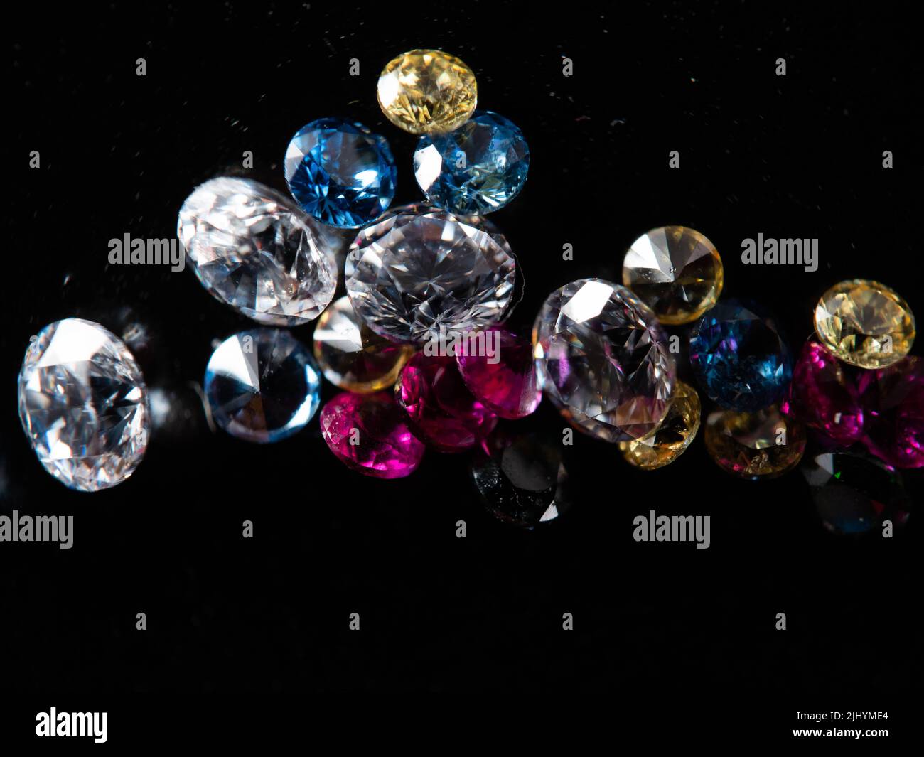 Gros plan d'un diamant de groupe multicolore sur fond noir Banque D'Images