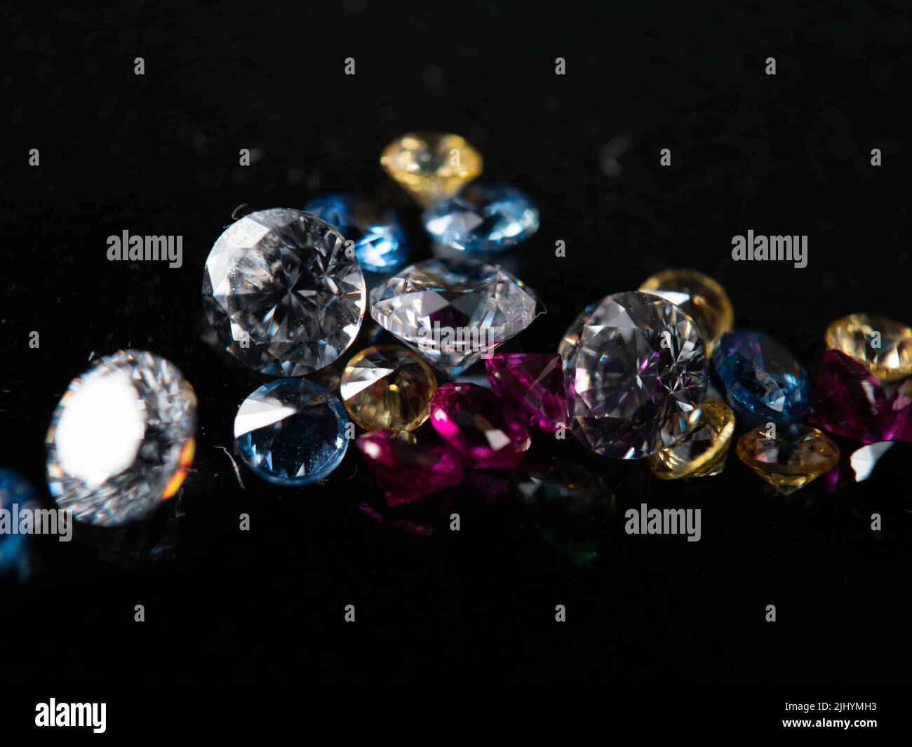 Gros plan d'un diamant de groupe multicolore sur fond noir Banque D'Images