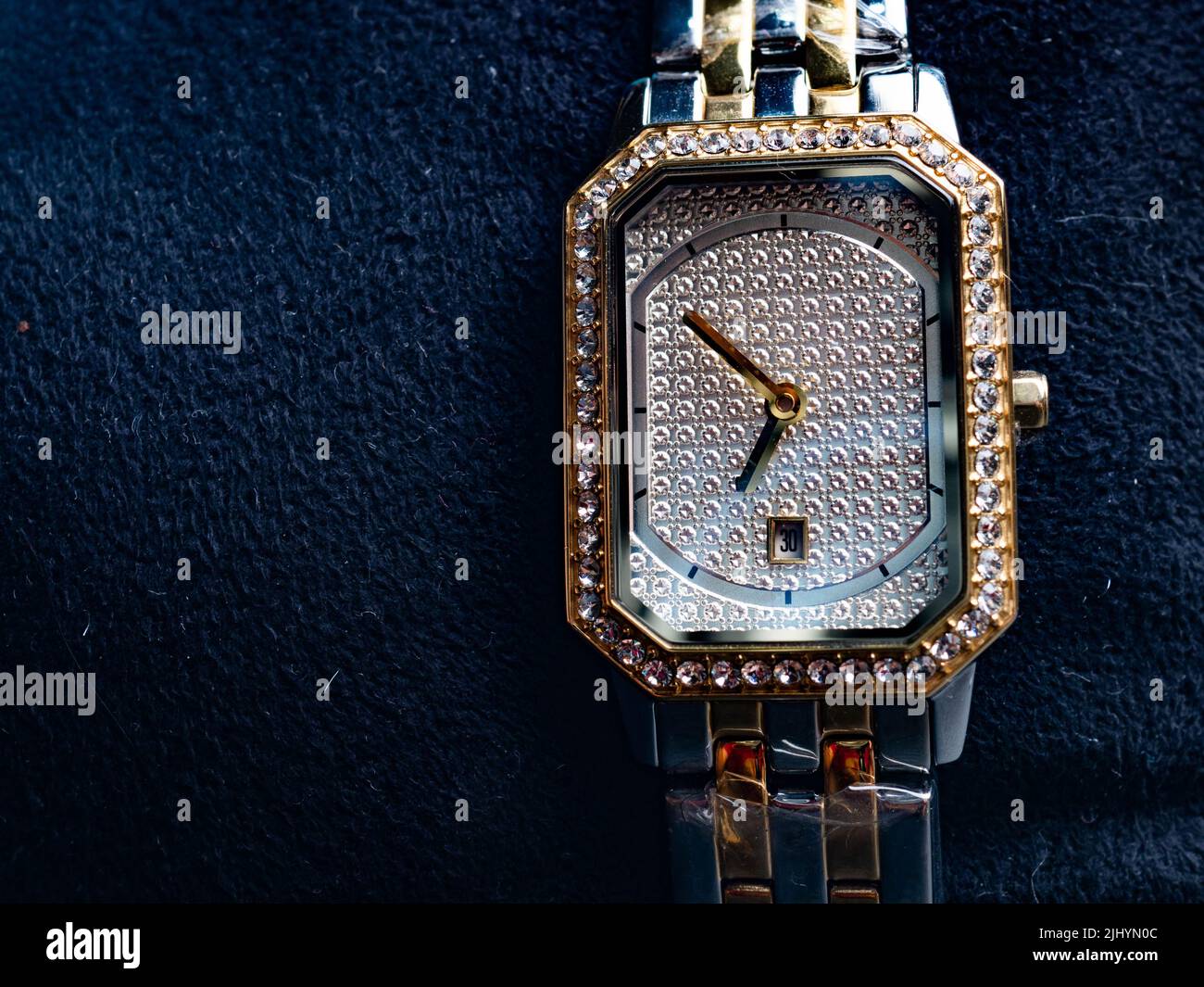Photo de la montre de poignet femme de luxe. Ainsi, regardez sur un cadran de couleur or et argent Banque D'Images