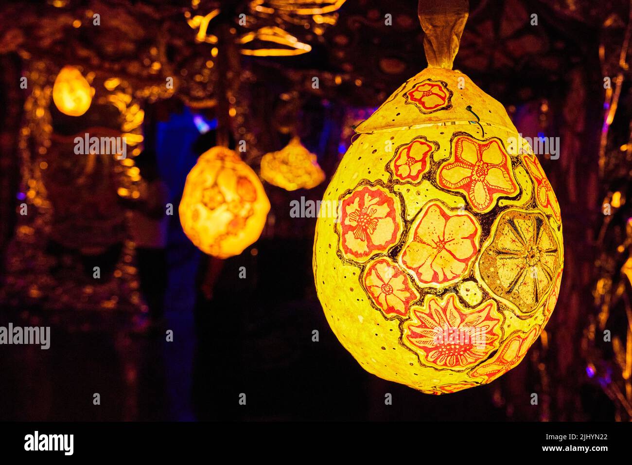 Lanternes jaunes ornementales dans la chambre dorée d'Otherworld Banque D'Images