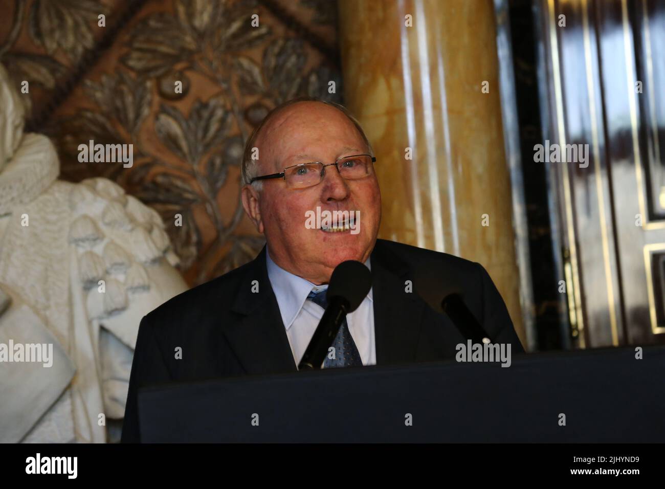 Uwe Seeler war eine IKONE des Hamburgischen Fußballs. Auch in Deutschland und im Weltfußball genoss Uwe Seeler hohe Anerkennung als Vorbild . erwerb, kämpferisch und zuverlässig. AM 21. Juli 2022 ist Uwe Seeler in seinem Haus in Norderstedt verstorben. Er wurde 85 Jahre alt. Der Senat Hamburgs Hat den Uwe-Seeler-Preis gestiftet. Erwerkstätte vergeben, die sich druch besondere Jugendarbeit auszeichnen. Die Preisverleihung wird im Rathaus vergeben. Banque D'Images