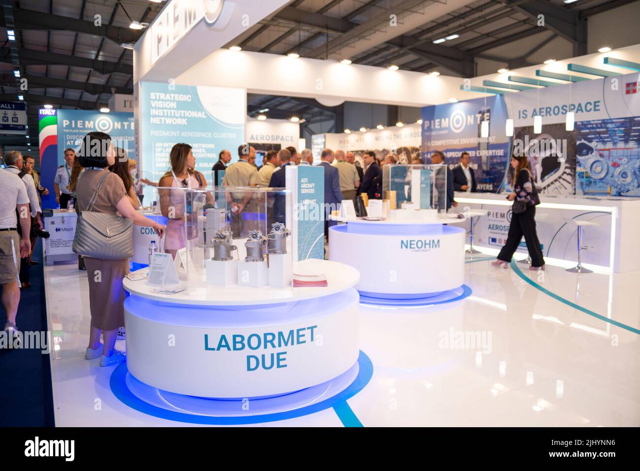 Stand de l'agence Piemonte dans les Halls au salon international de l'aviation de Farnborough 2022. Occupé avec les visiteurs Banque D'Images