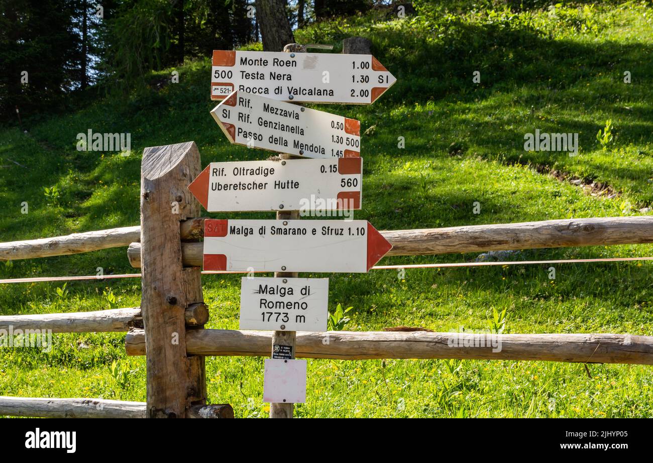 Panneau indiquant les directions des sentiers le long du chemin de montagne dans le Mont Roen - les dolomites italiens - le nord de l'italie Banque D'Images