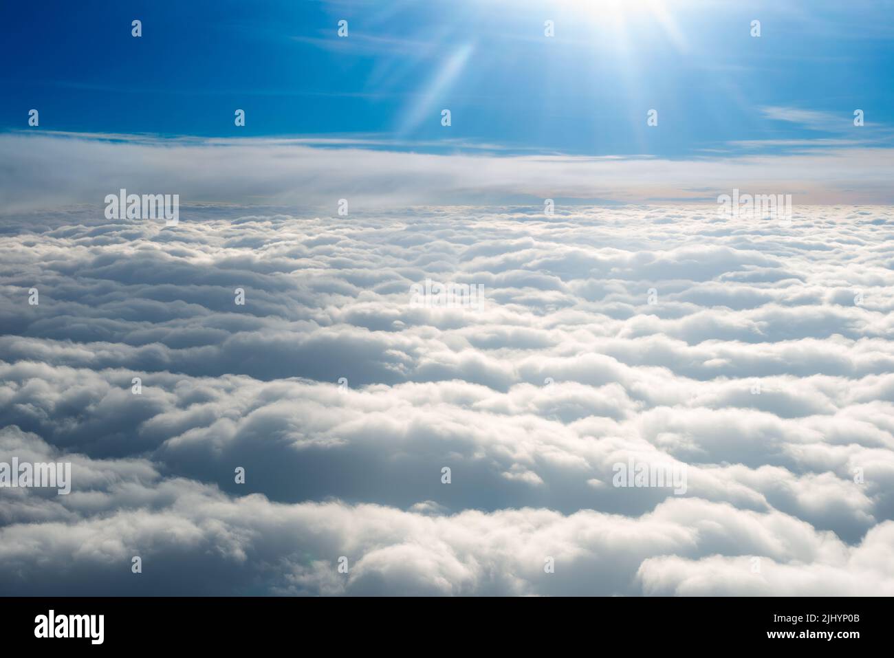 Vue sur les nuages depuis le haut au coucher du soleil Banque D'Images