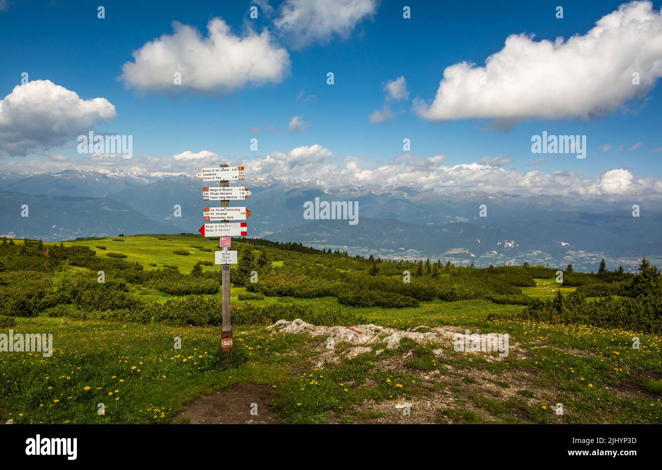Panneau indiquant les directions des sentiers le long du chemin de montagne dans le Mont Roen - les dolomites italiens - le nord de l'italie Banque D'Images