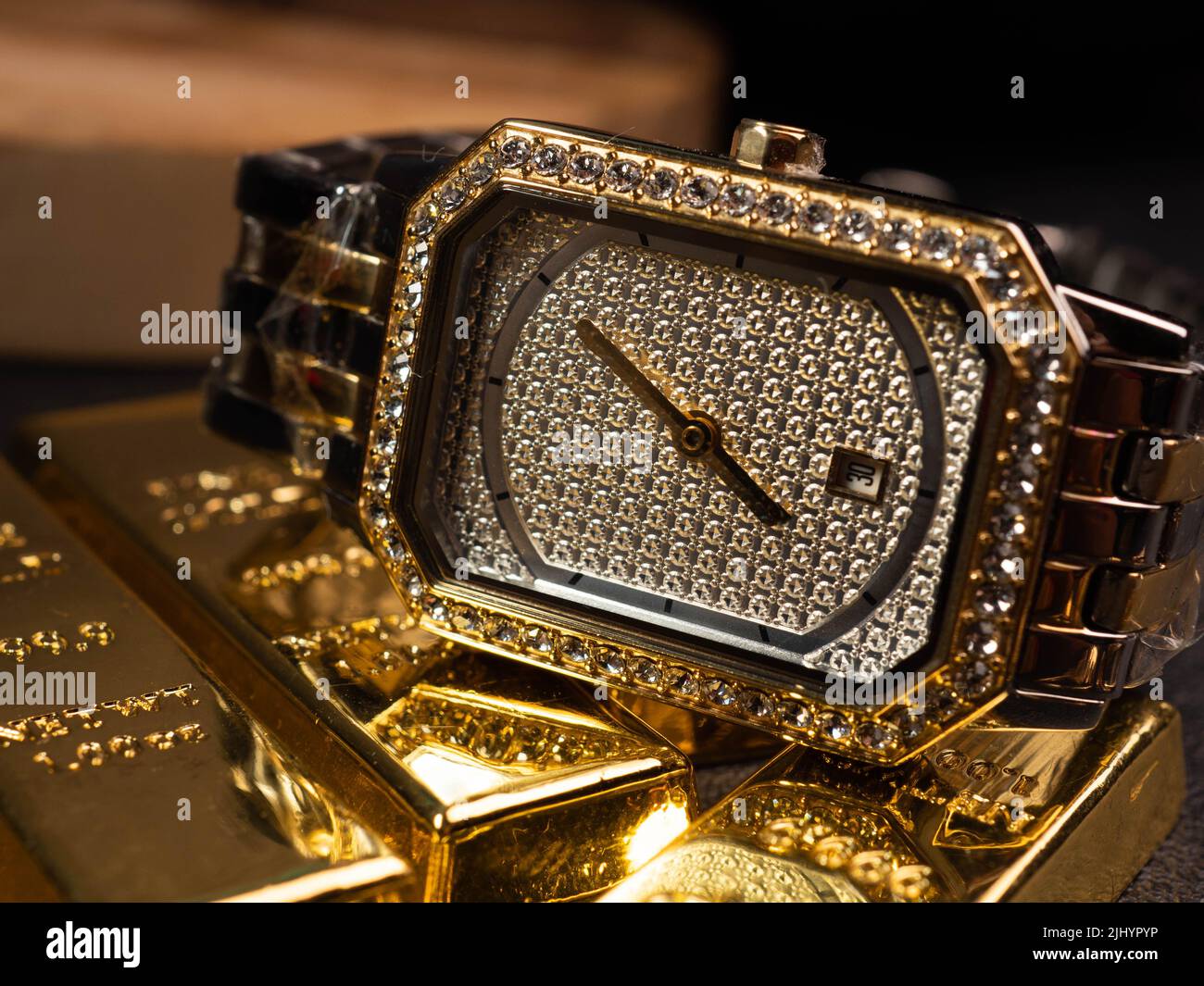 Photo de la montre de poignet femme de luxe. Ainsi, regardez sur un cadran de couleur or et argent Banque D'Images