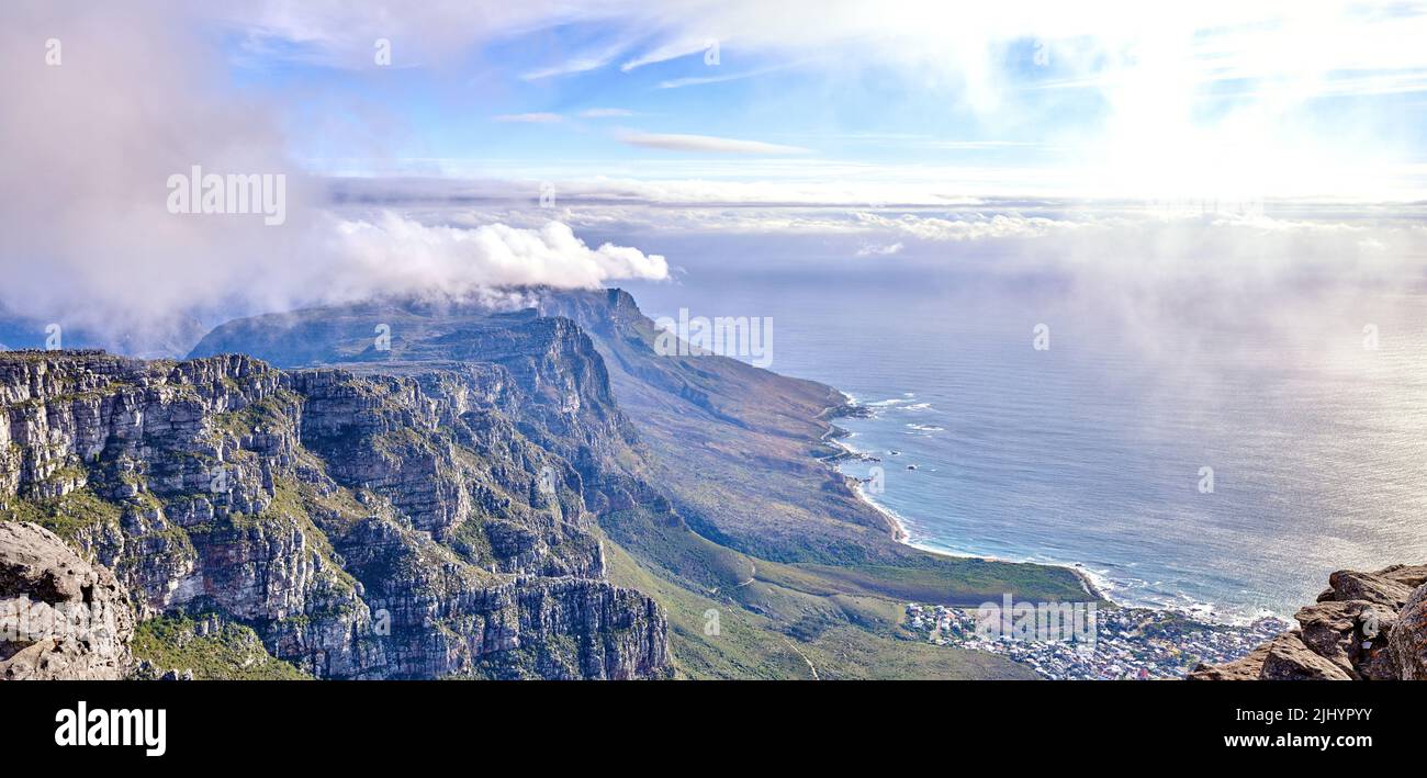 Magnifique paysage pittoresque de la montagne de la Table à Cape Town, Western Cape. Vue aérienne de la montagne et du ciel couvert de nuages par l'océan. Tourisme Banque D'Images