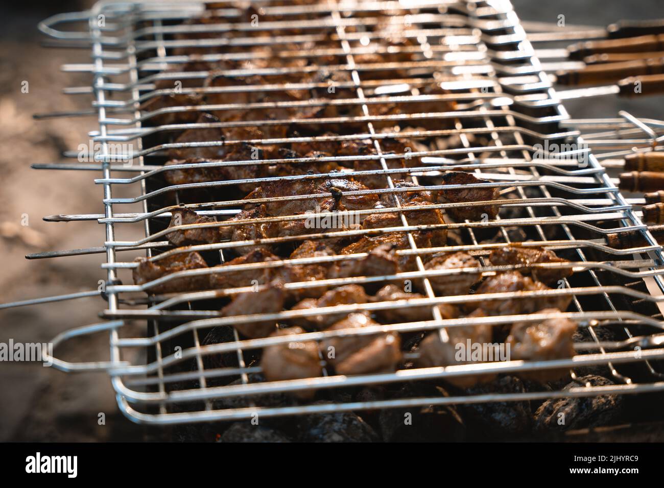 Le gril est utilisé lors d'un pique-nique pour préparer de la viande Banque D'Images