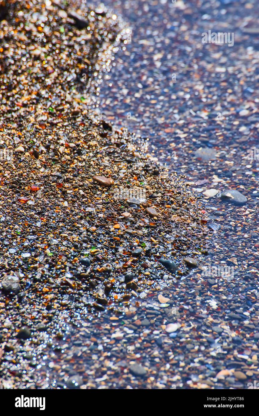 Eau sur la côte de plage de verre couverte en morceaux de verre Banque D'Images