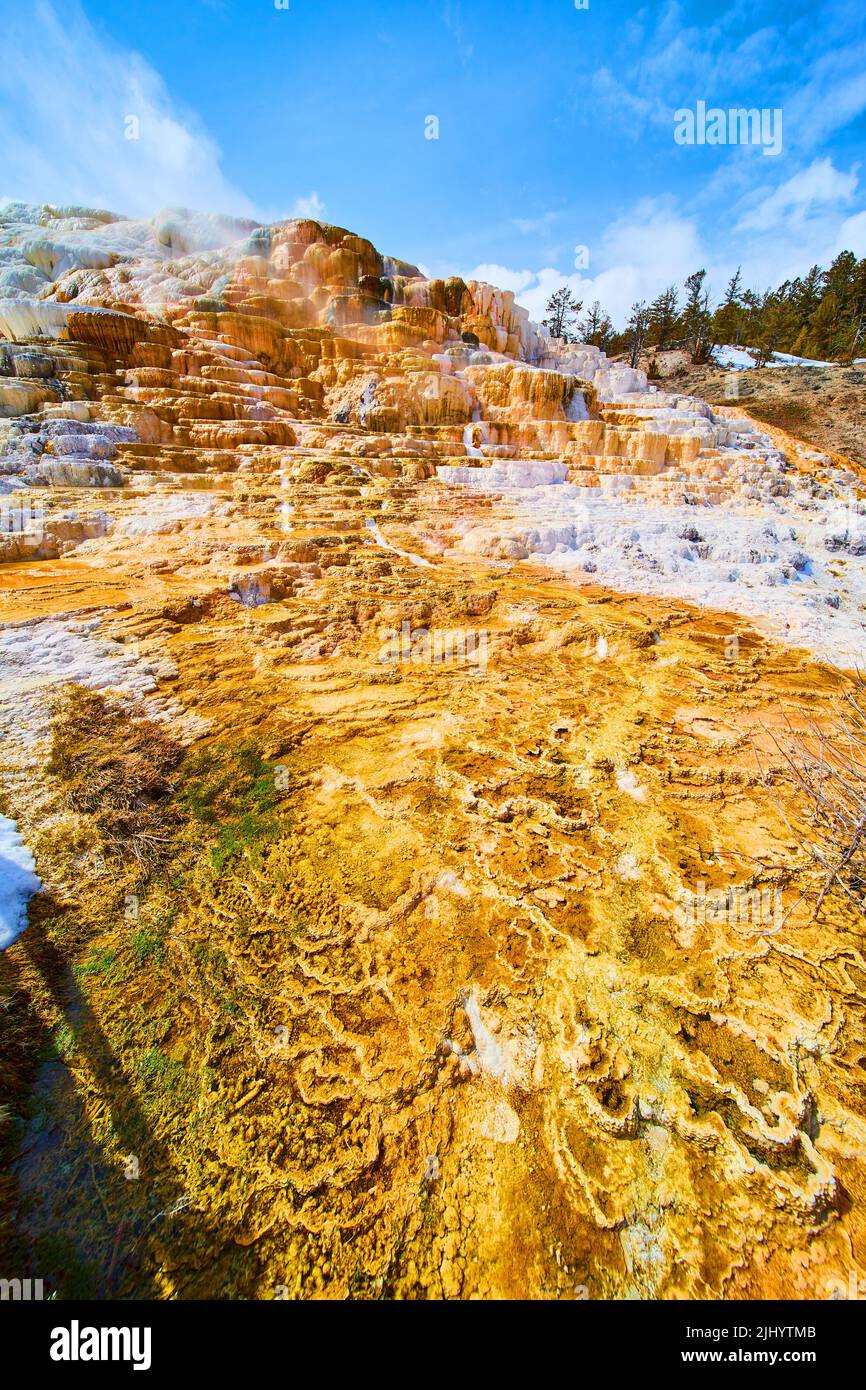 Chutes d'eau sur des terrasses colorées avec de la neige à Yellowstone en hiver Banque D'Images