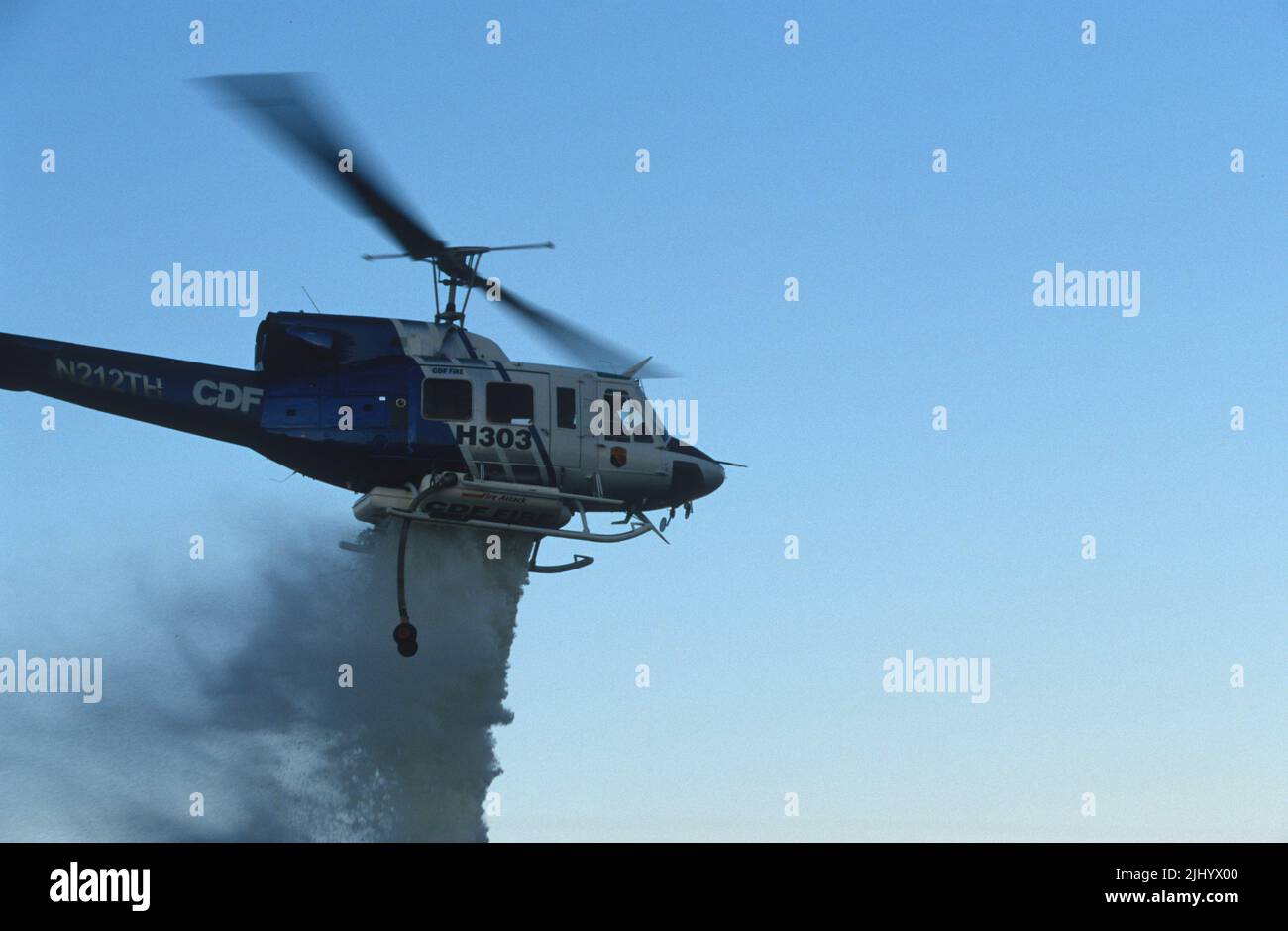 L'hélicoptère H303 du Département des forêts de la Californie (CDF) a fait feu avec des gouttes d'eau Banque D'Images