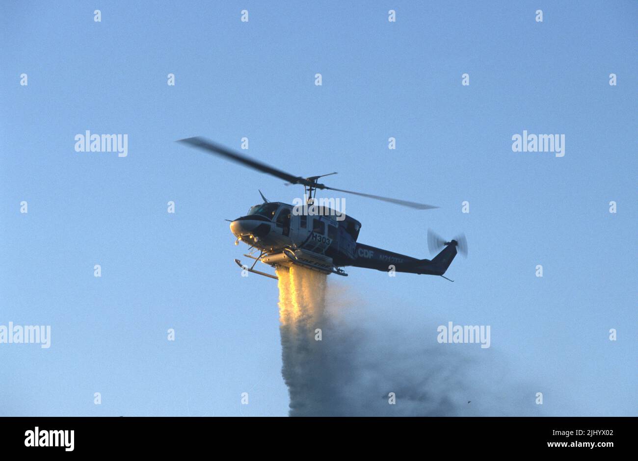 L'hélicoptère H303 du Département des forêts de la Californie (CDF) a fait feu avec des gouttes d'eau Banque D'Images