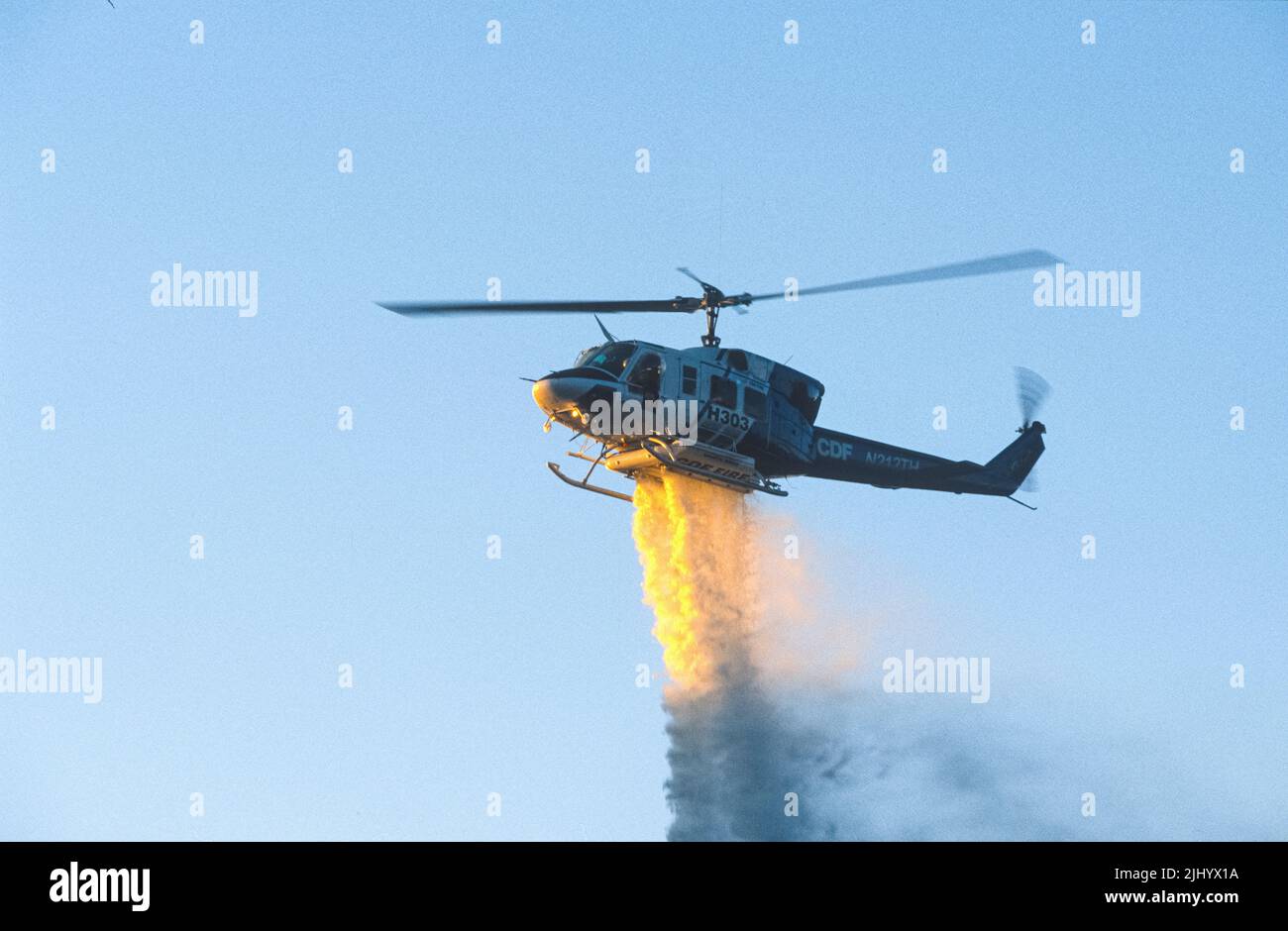 L'hélicoptère H303 du Département des forêts de la Californie (CDF) a fait feu avec des gouttes d'eau Banque D'Images