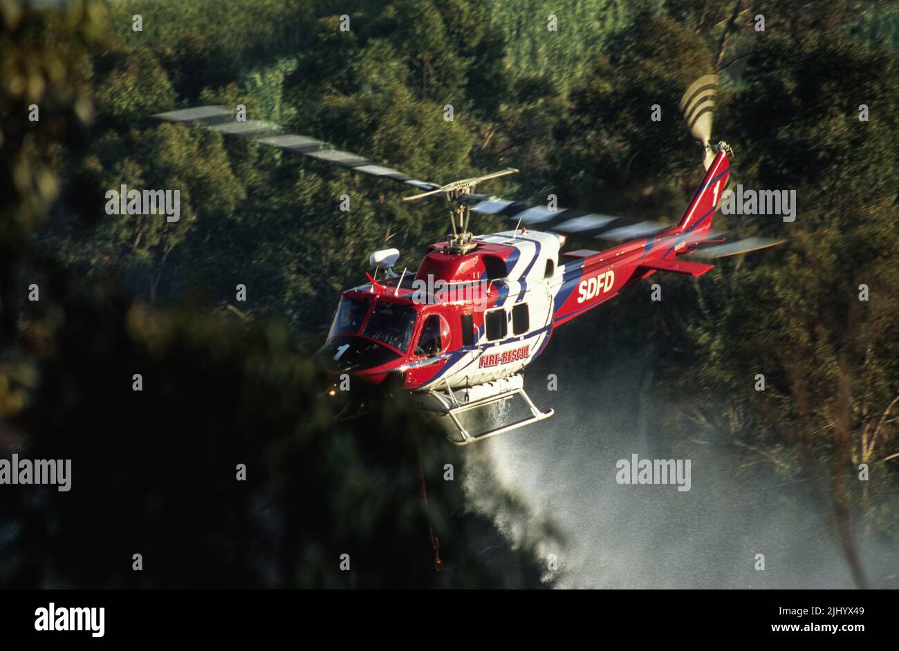 San Diego Fire-Rescue Copter 1 faire une goutte d'eau sur un feu de forêt (brosse) à San Diego, Californie Banque D'Images