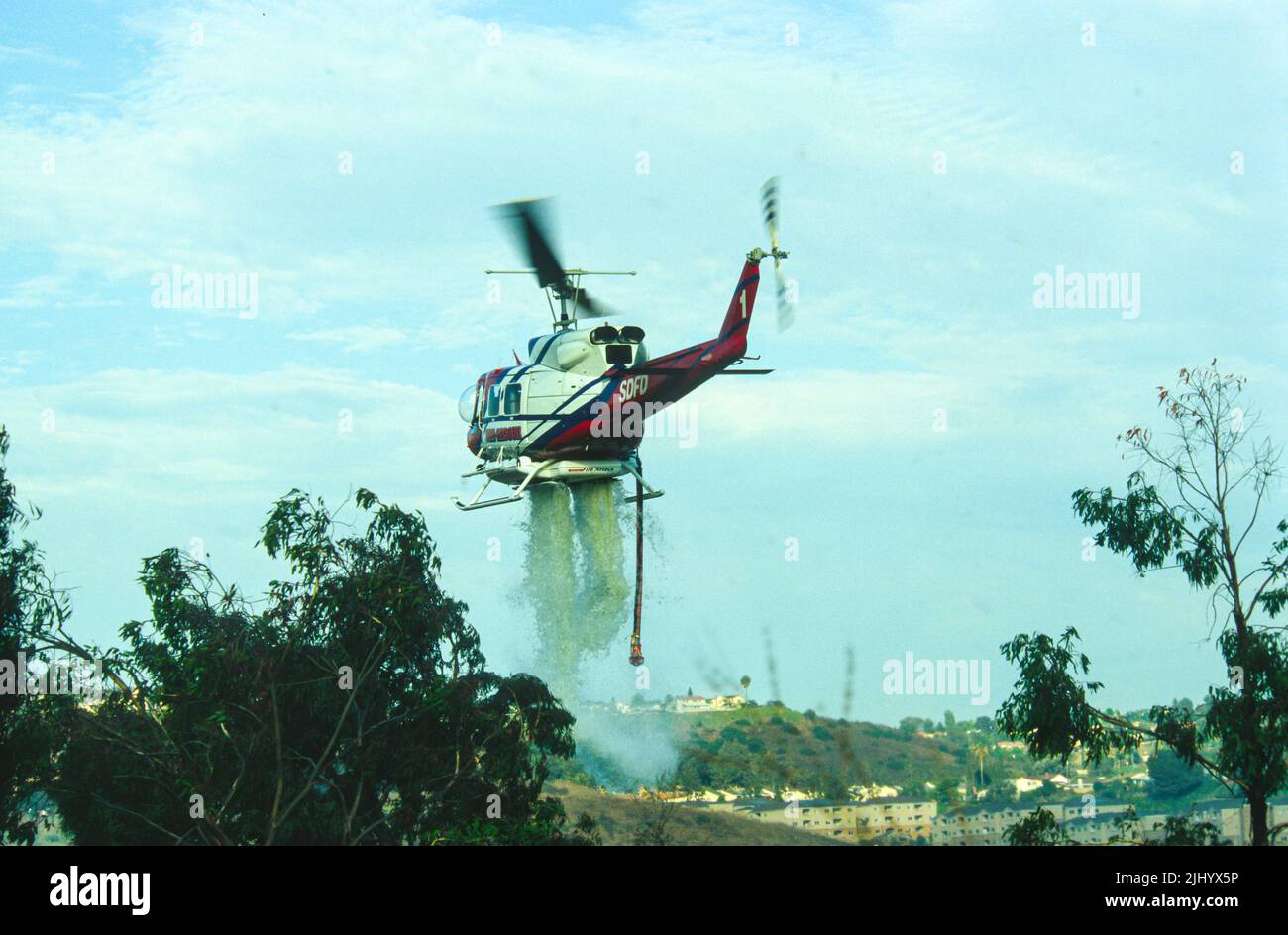 San Diego Fire-Rescue Copter 1 faire une goutte d'eau sur un feu de forêt (brosse) à San Diego, Californie Banque D'Images