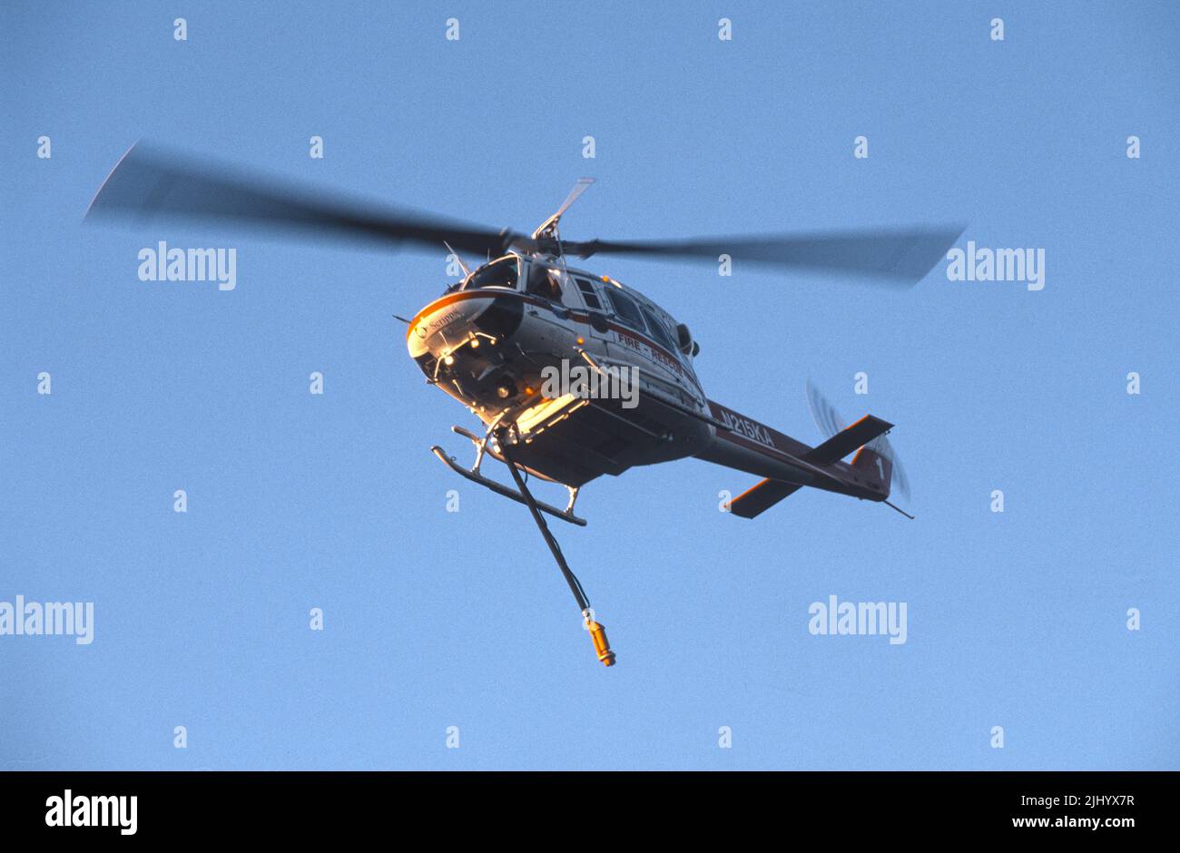 L'hélicoptère régional de secours incendie de San Diego de Kachina aviation fait une goutte d'eau sur un feu de forêt (brosse) en fonctionnement. Banque D'Images