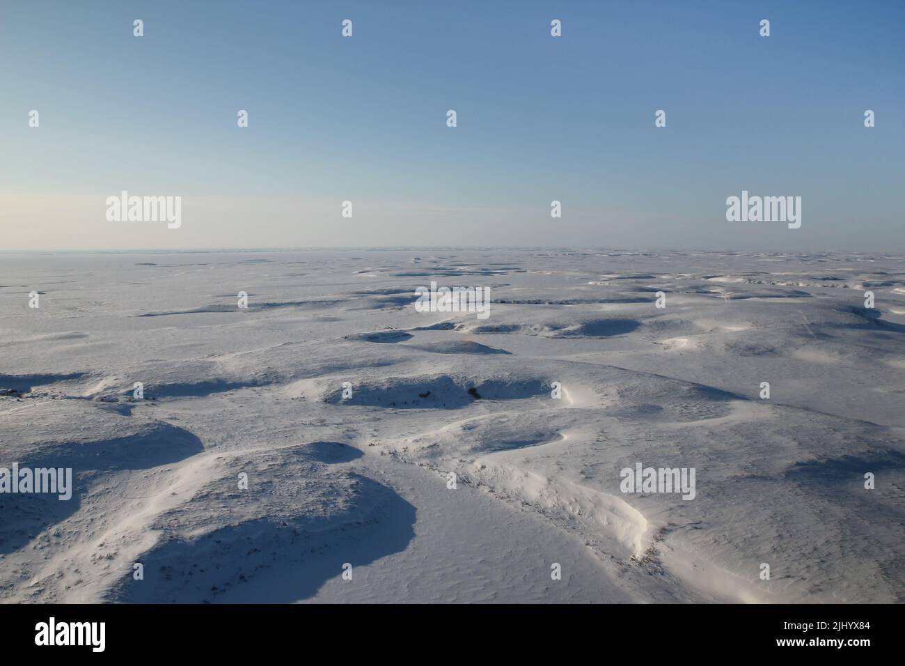 Vue aérienne de la toundra arctique gelée recouverte de neige, à l'extérieur de Tuktoyaktuk, Territoires du Nord-Ouest, Ouest de l'Arctique, Canada. Banque D'Images
