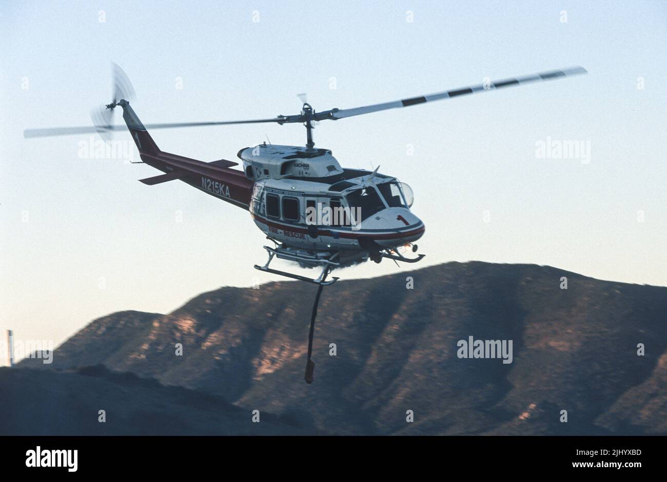 L'hélicoptère régional de secours incendie de San Diego de Kachina aviation fait une goutte d'eau sur un feu de forêt (brosse) en fonctionnement. Banque D'Images
