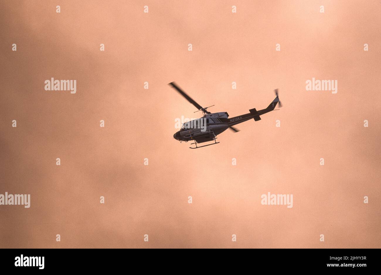 L'hélicoptère régional de secours incendie de San Diego de l'aviation de Kachina vole à travers un ciel rempli de fumée travaillant un feu de forêt (brosse). Banque D'Images