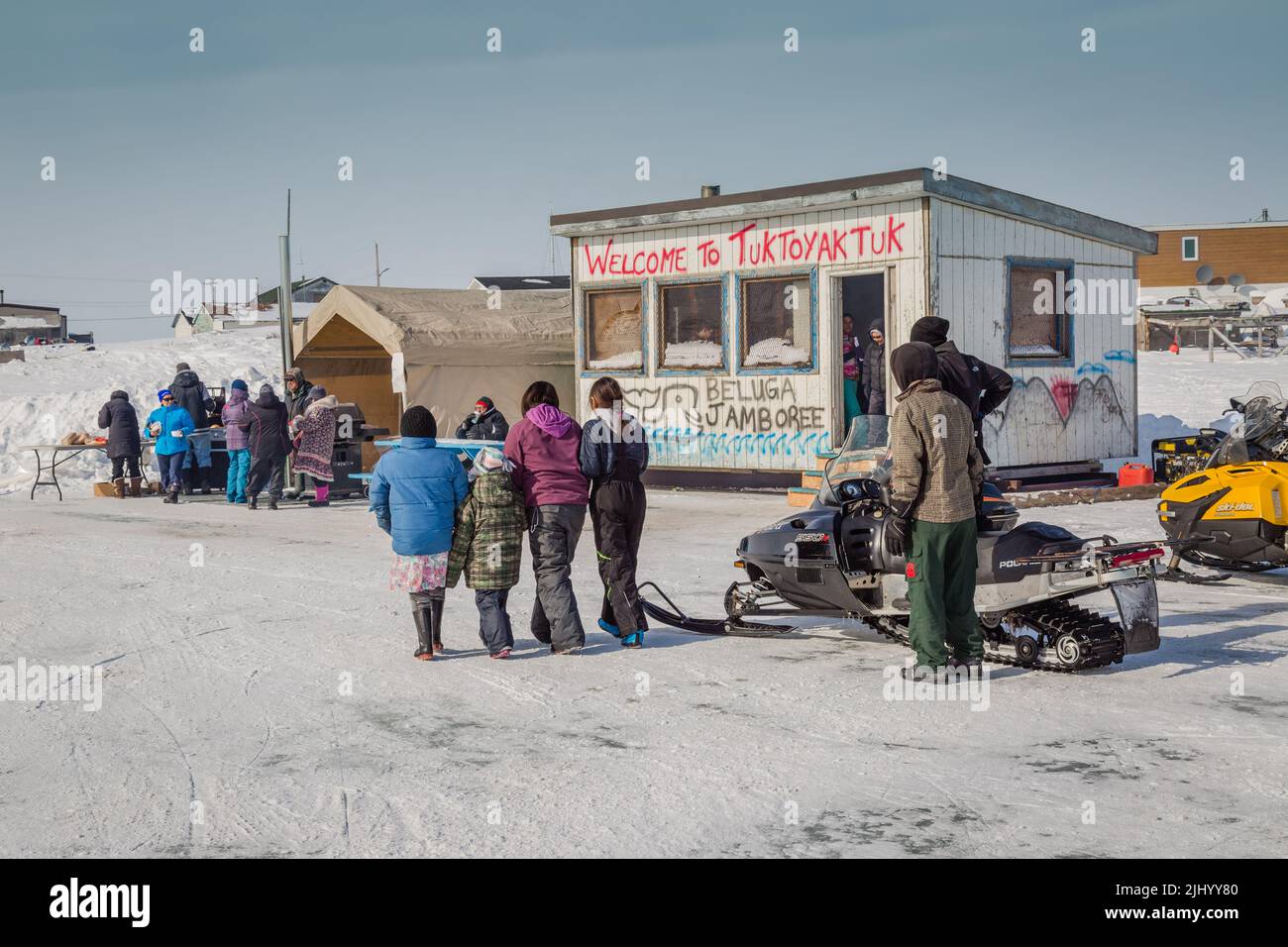 Les gens à l'extérieur au festival de printemps du béluga Jamboree sur la côte arctique, à Tuktoyaktuk, Territoires du Nord-Ouest, Canada. Banque D'Images