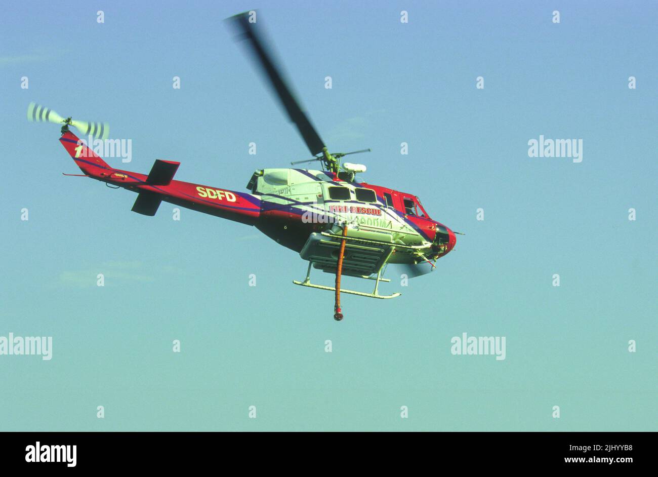 San Diego Fire-Rescue Copter 1 en vol au-dessus de San Diego Banque D'Images