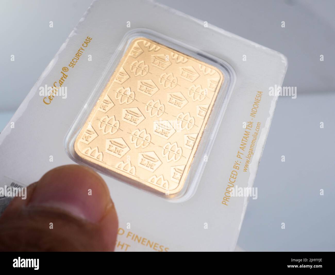 Jakarta, 30 mai 2022, photos de 999 24k barres d'or avec emballage de certieye, produit par PT Aneka Tambang (ANTAM) qui se trouve en Indonésie Banque D'Images