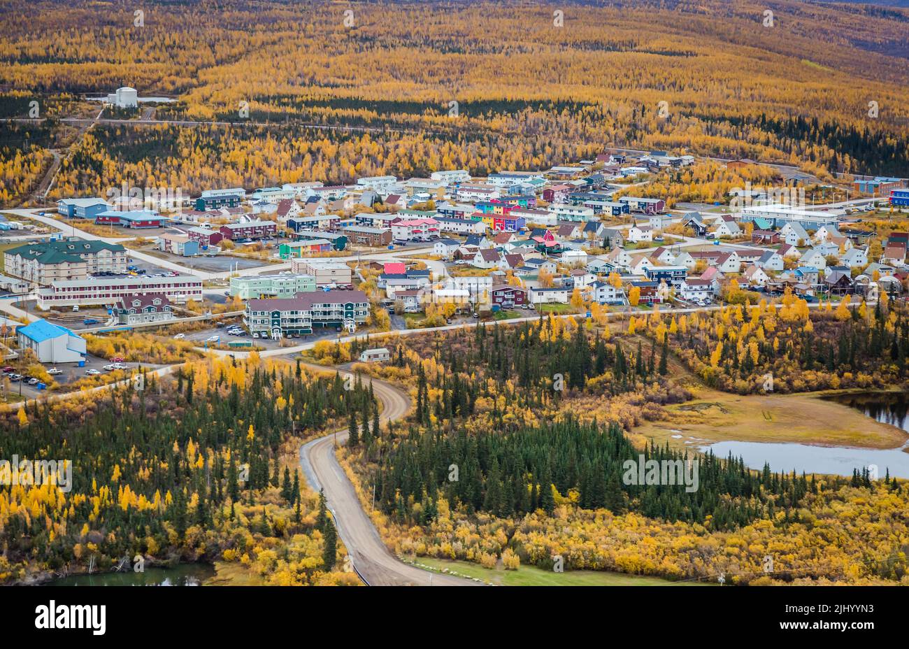 Vue aérienne de la ville d'Inuvik à l'automne, dans les Territoires du Nord-Ouest, dans l'ouest de l'arctique canadien. Banque D'Images