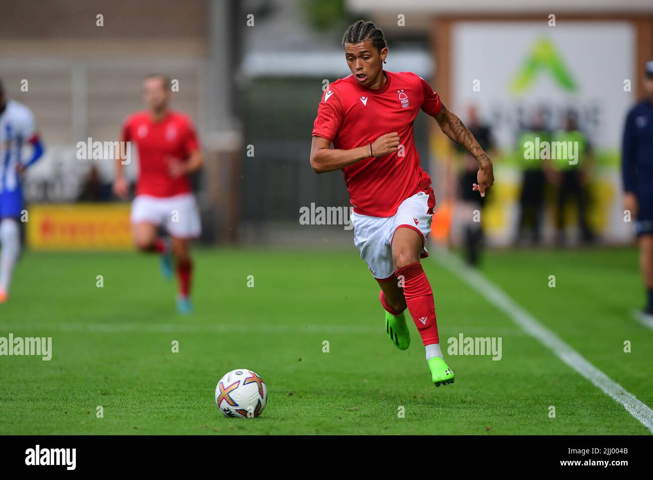 Brennan Johnson de la forêt de Nottingham court avec le ballon lors du match amical avant-saison entre la forêt de Nottingham et Hertha Berlin au stade Pirelli, Burton Upon Trent, le mercredi 20th juillet 2022. (Credit: Jon Hobley | MI News) Credit: MI News & Sport /Alay Live News Banque D'Images