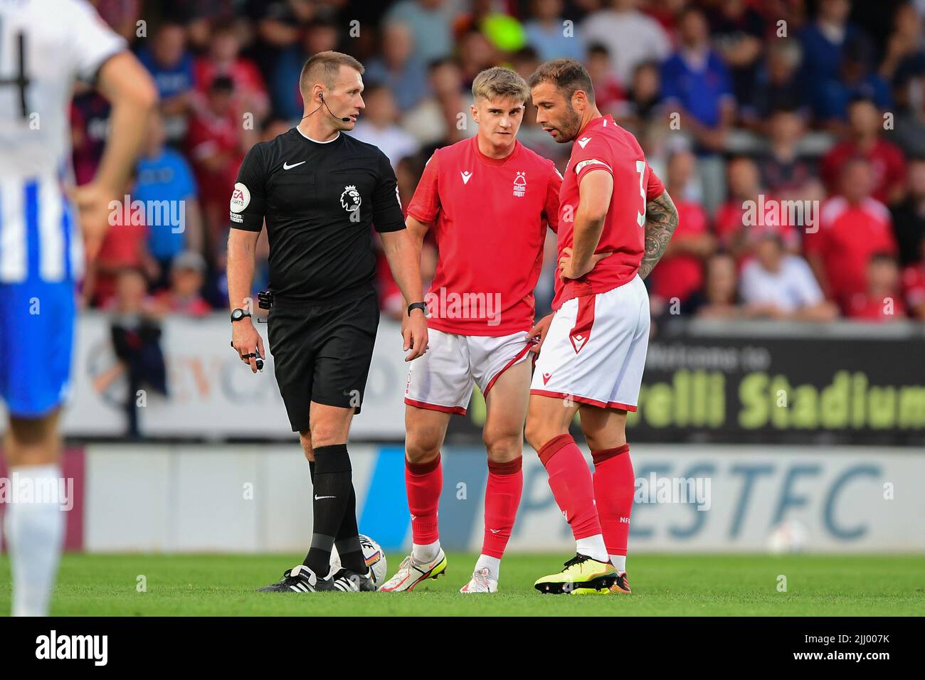 Billy Fewester, de la forêt de Nottingham, et Steve Cook, de la forêt de Nottingham, lors du match d'avant-saison entre la forêt de Nottingham et Hertha Berlin au stade Pirelli, Burton Upon Trent, le mercredi 20th juillet 2022. (Credit: Jon Hobley | MI News) Credit: MI News & Sport /Alay Live News Banque D'Images