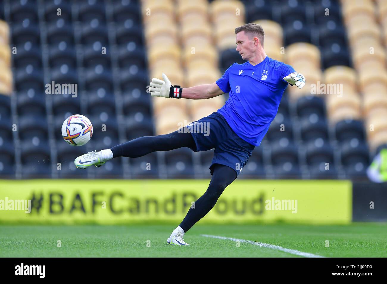 Dean Henderson, gardien de but de la forêt de Nottingham, se réchauffe avant le début du match d'avant-saison entre la forêt de Nottingham et Hertha Berlin au stade Pirelli, Burton Upon Trent, le mercredi 20th juillet 2022. (Credit: Jon Hobley | MI News) Credit: MI News & Sport /Alay Live News Banque D'Images