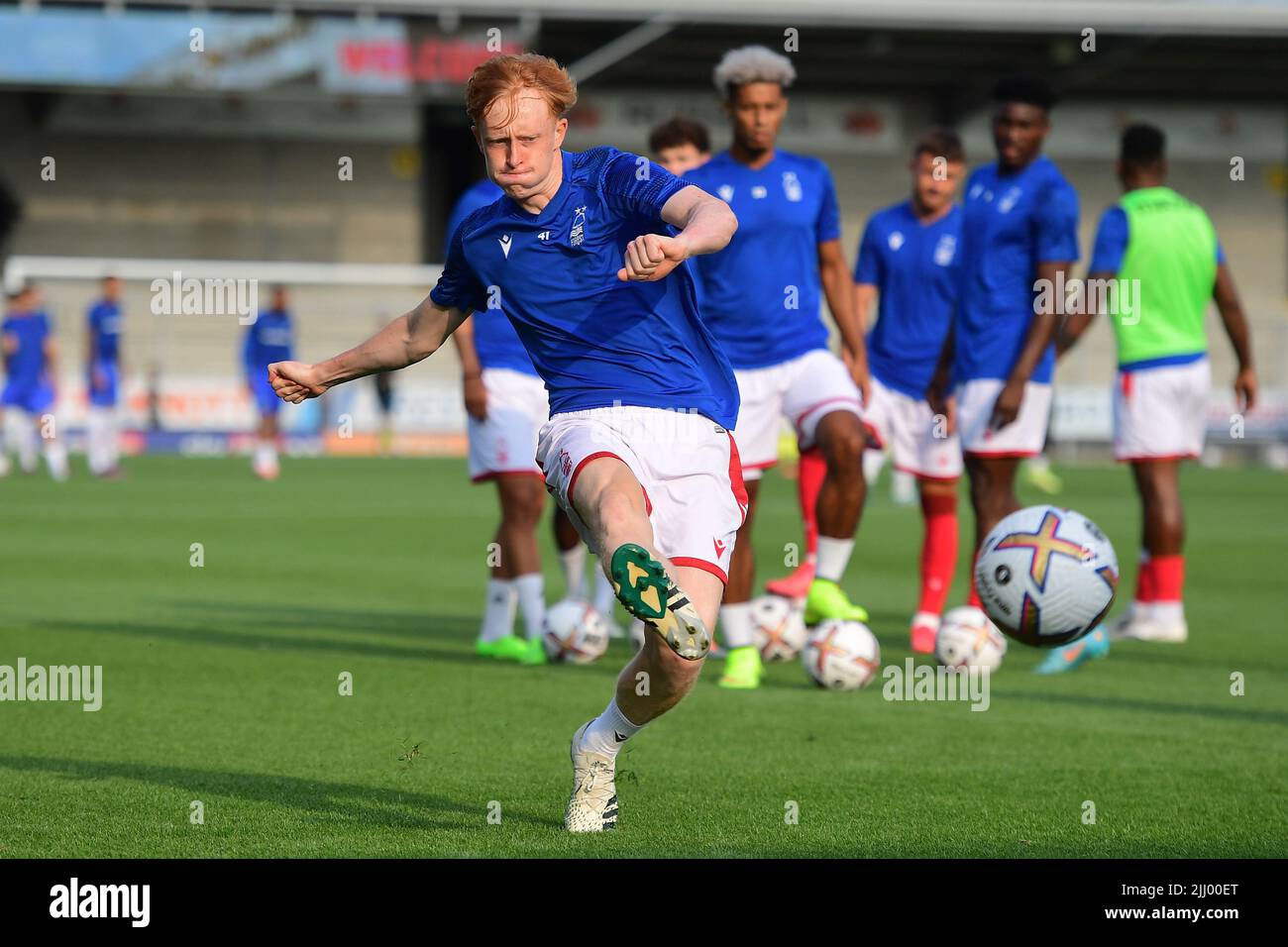 Oliver Hammond, de la forêt de Nottingham, se réchauffe avant le début du match d'avant-saison entre la forêt de Nottingham et Hertha Berlin au stade Pirelli, Burton Upon Trent, le mercredi 20th juillet 2022. (Credit: Jon Hobley | MI News) Credit: MI News & Sport /Alay Live News Banque D'Images