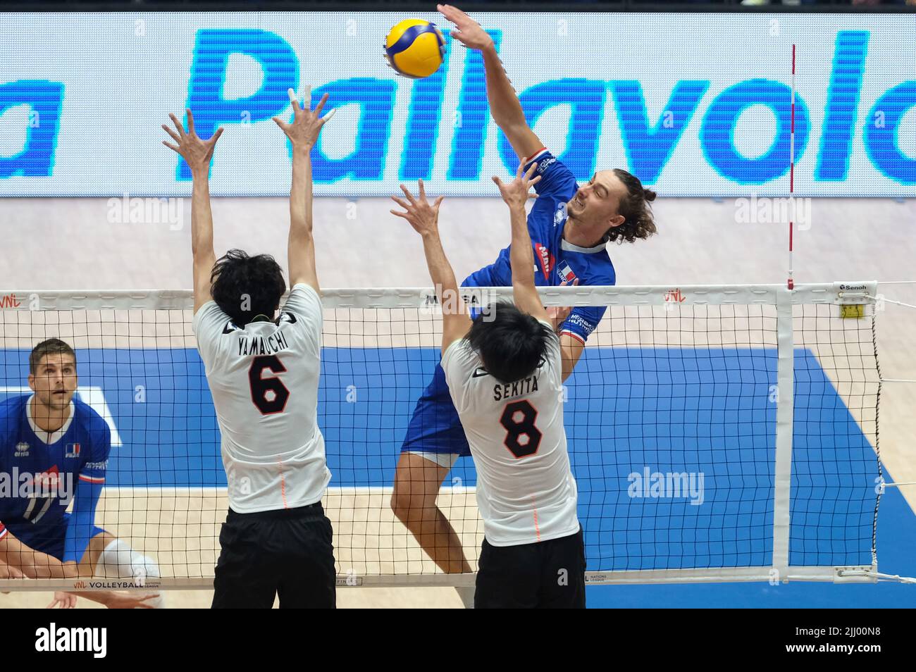 Unipol Arena, Bologne, Italie, 21 juillet 2022, Spike by Jean Patry (FRA) pendant Volleyball Nations League Man - quart de finale - France vs Japon - Volleyball intenationals Banque D'Images