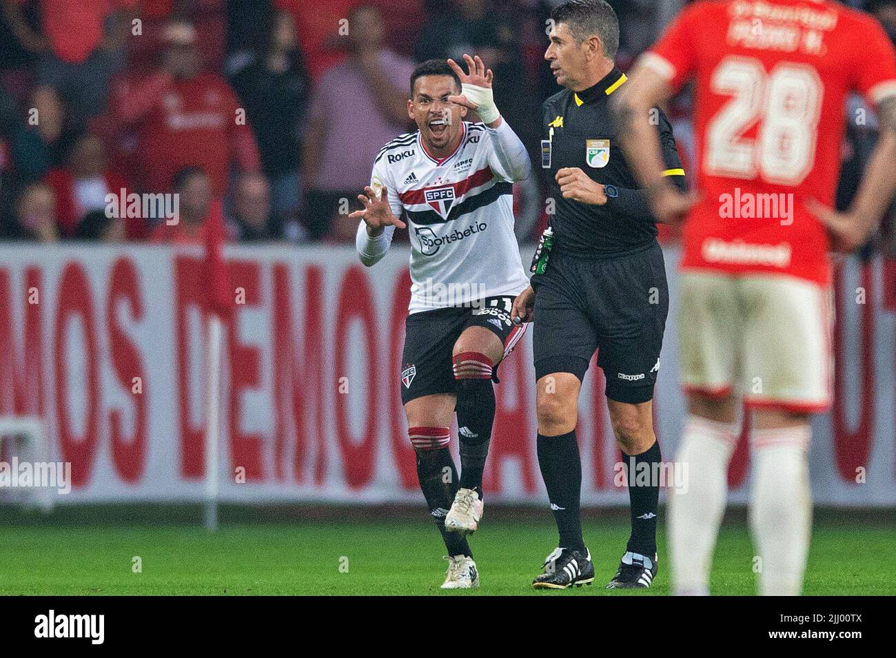 20th juillet 2022 ; Stade Beira-Rio, Porto Alegre, Brésil ; Campeonato Brasil Serie A football, Sao Paulo versus Internacional ; Luciano de S&#XE3 ; o Paulo célèbre ses scores Banque D'Images