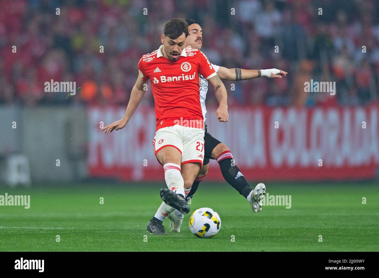 20th juillet 2022 ; Stade Beira-Rio, Porto Alegre, Brésil ; Campeonato Brasil Serie A football, Sao Paulo versus Internacional ; Maur&#xed ; cio de Internacional challenges Gabriel Neves of S&#XE3 ; o Paulo, Banque D'Images