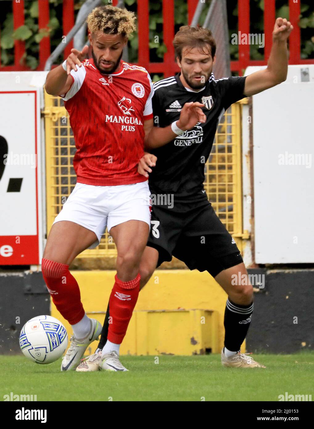 Barry Cotter de St Patrick Athletic et Klemen Pucko de Mura se battent pour le ballon lors du deuxième tour de qualification de l'UEFA Europa Conference League au premier match de la jambe à Richmond Park, Dublin. Date de la photo: Jeudi 21 juillet 2022. Banque D'Images