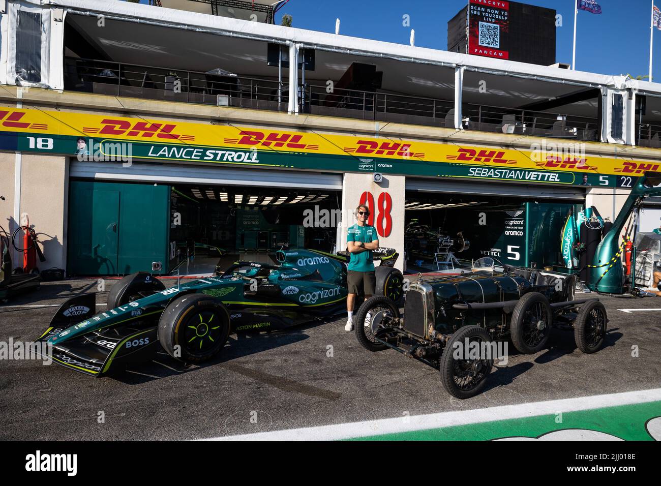 100th anniversaire du premier Grand Prix d'Aston Martin avec VETTEL Sebastian (ger), l'équipe Aston Martin F1 AMR22, Et le Grand Prix car 1922, surnommé « Pea vert » lors du Grand Prix de France de Formule 1 de Lenovo, Grand Prix de France 2022, 12th tour du Championnat du monde de Formule 1 2022 de la FIA de 22 juillet à 24, 2022 sur le circuit Paul Ricard, au Castellet, France - photo : Risque Germain / DPPI / DPPI / LiveMedia Banque D'Images