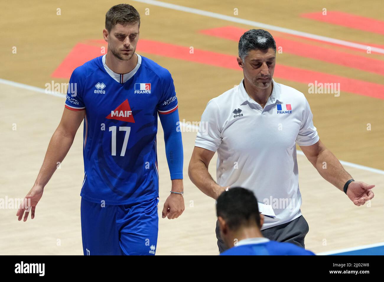 Bologne, Italie. 21st juillet 2022. Trevor Clevenot (FRA) et Andrea Giani - entraîneur-chef de l'équipe de France pendant la Ligue des Nations de volley-ball Homme - quart de finale - France contre Japon, Intenationals de volley-ball à Bologne, Italie, 21 juillet 2022 Credit: Independent photo Agency/Alay Live News Banque D'Images