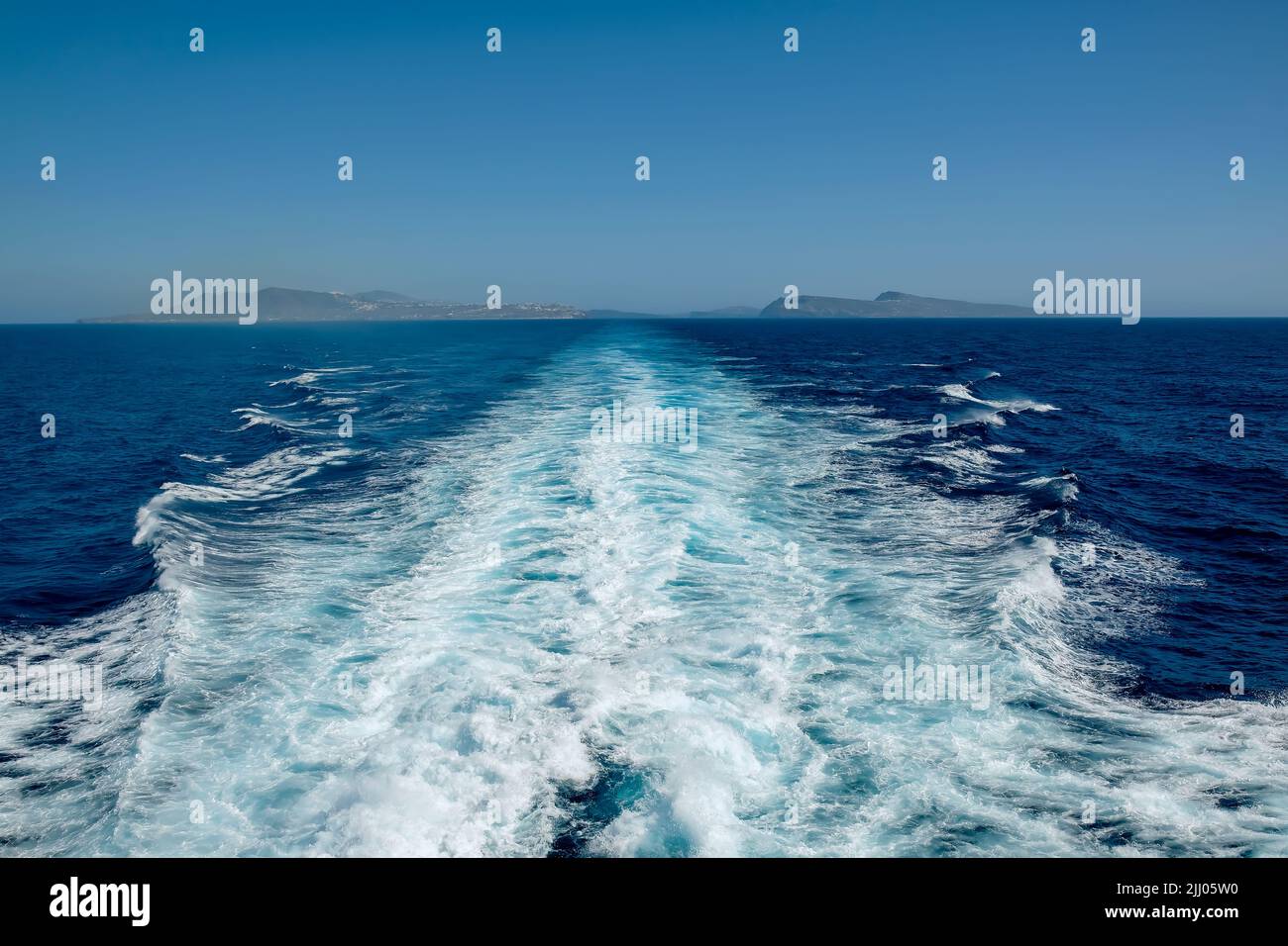 Vue panoramique sur l'île de Santorini et pistes cyclables d'un ferry flottant Banque D'Images